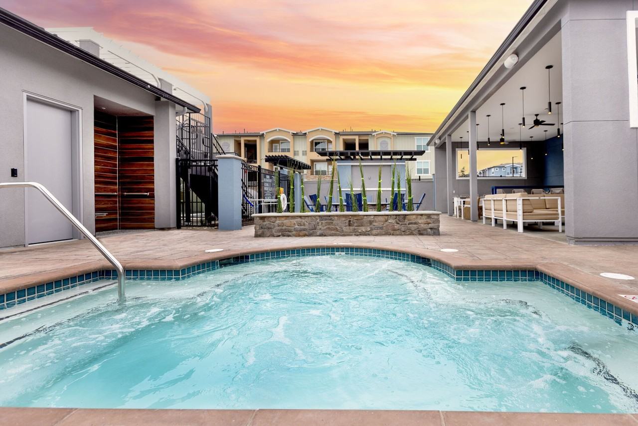 532 Luxury Apartments - Photo 4 of 21