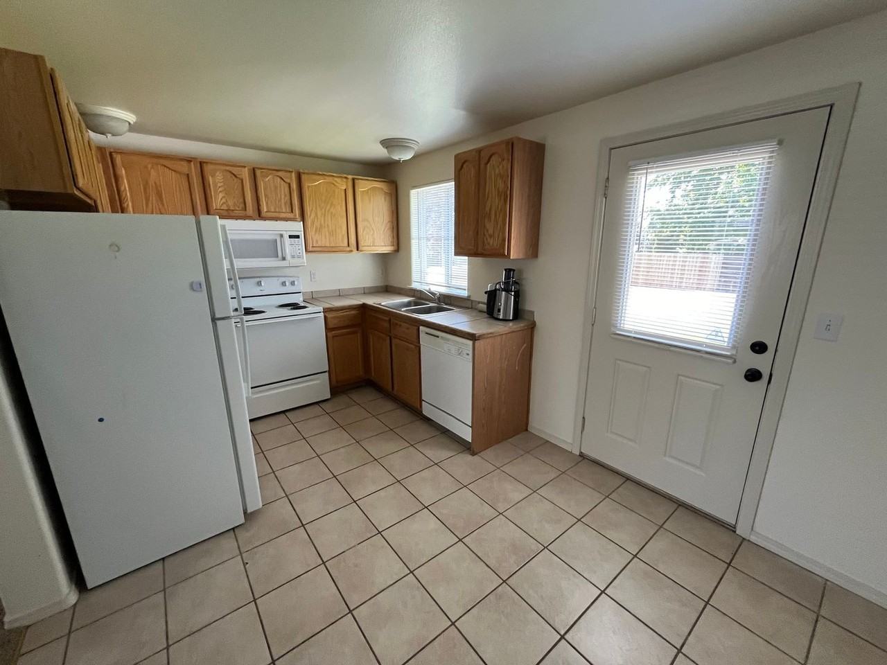 1726 Sw Juniper Ave - Photo 4 of 11