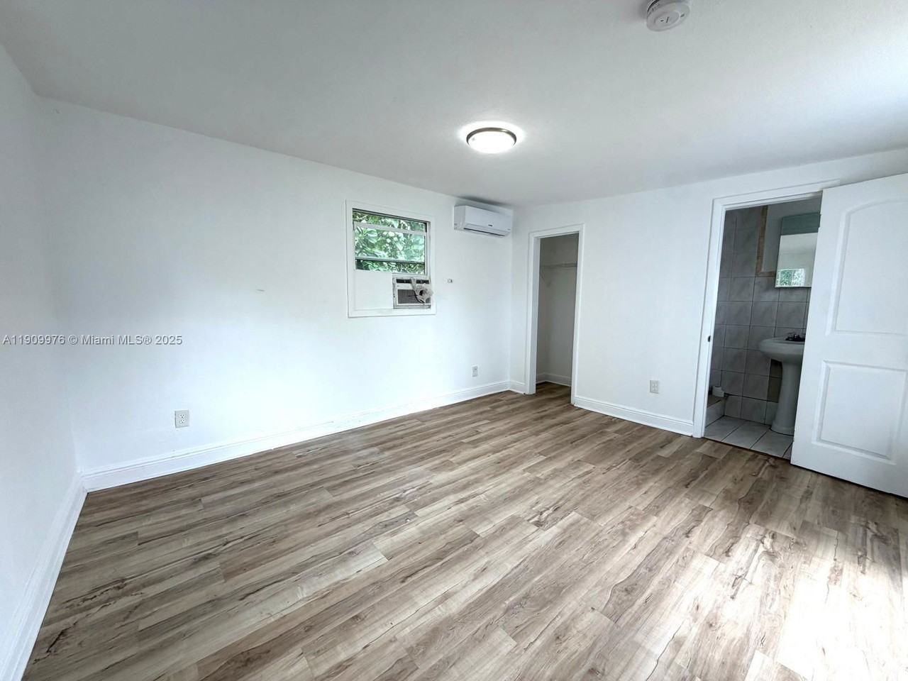 1060 Nw 116th St #3 - Photo 4 of 8