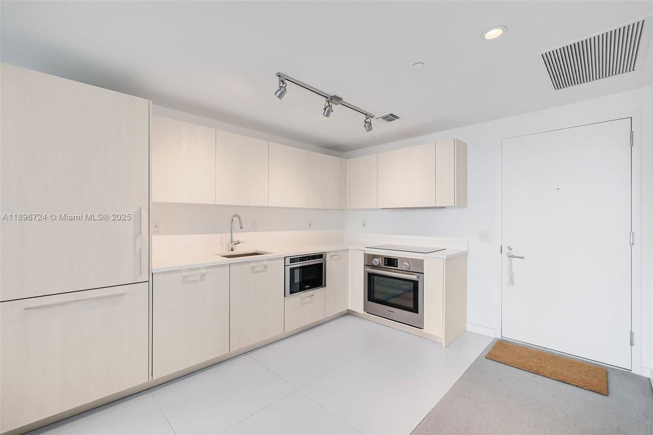 501 Northeast 31st Street #1509 - Photo 4 of 8