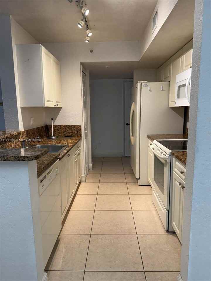 20830 Sw 87th Ave #102 - Photo 4 of 8