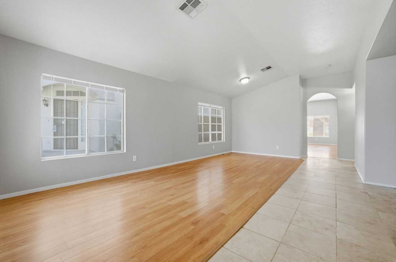 5555 Airview Ct - Photo 2 of 27