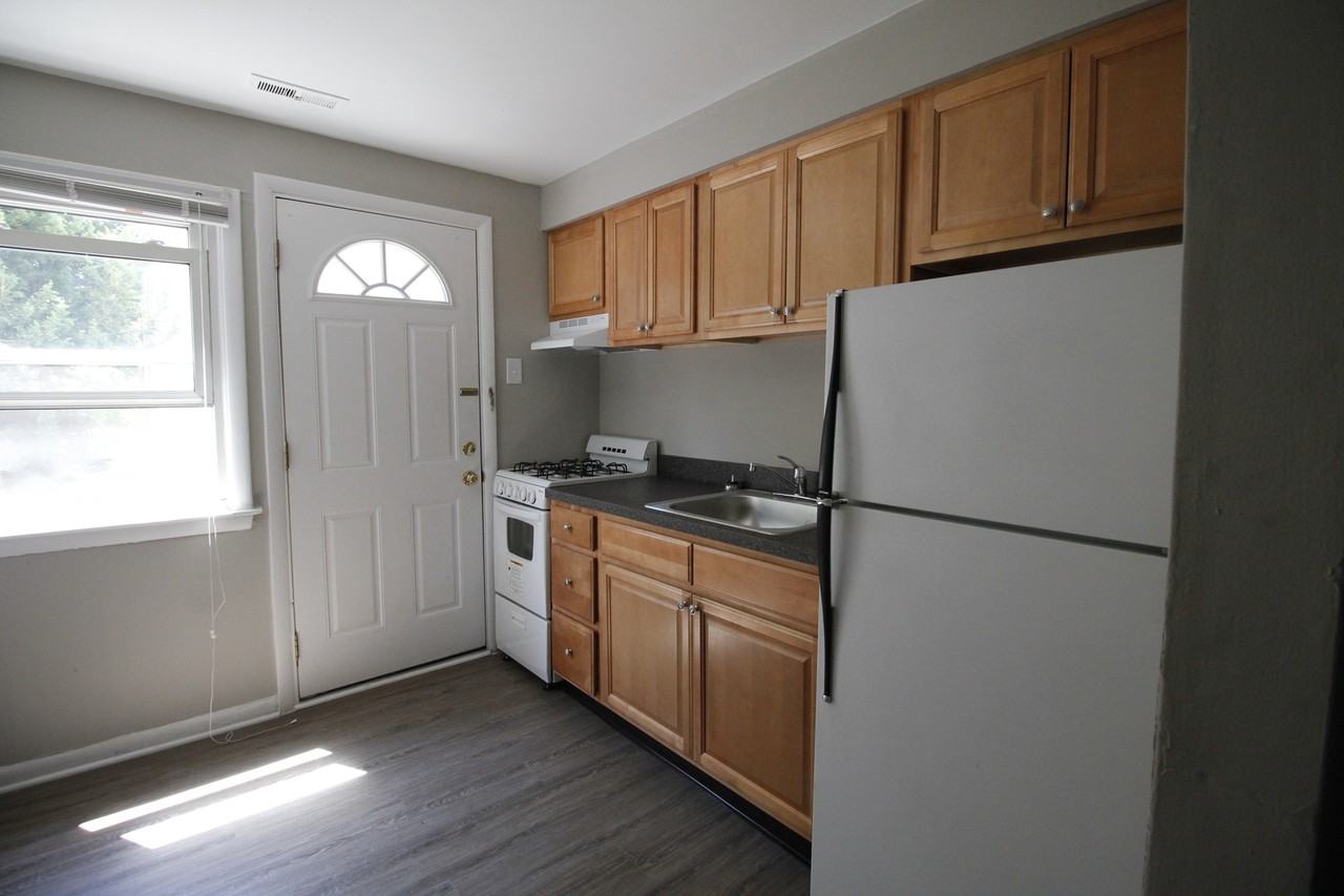 300 W Adams Ave - Photo 2 of 8