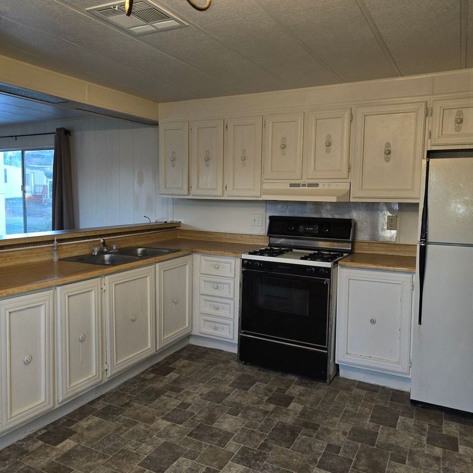 221 North County Road - Photo 3 of 11