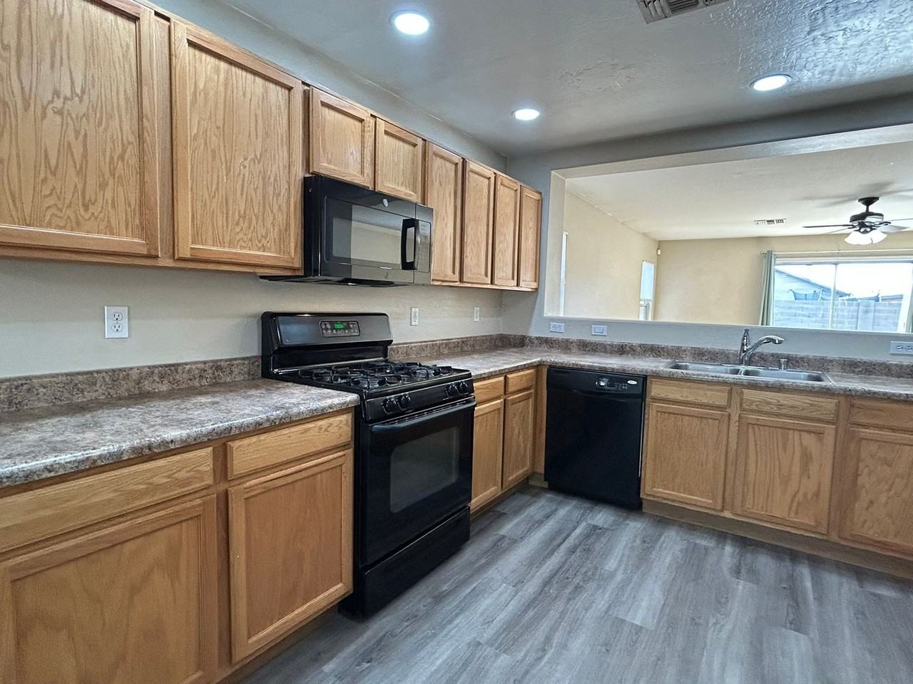6049 W Wood St - Photo 2 of 13