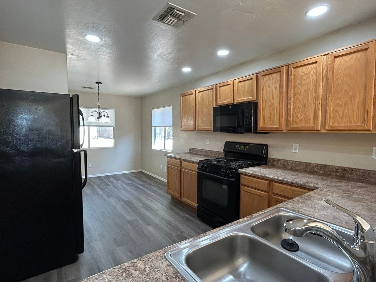 6049 W Wood St - Photo 3 of 13
