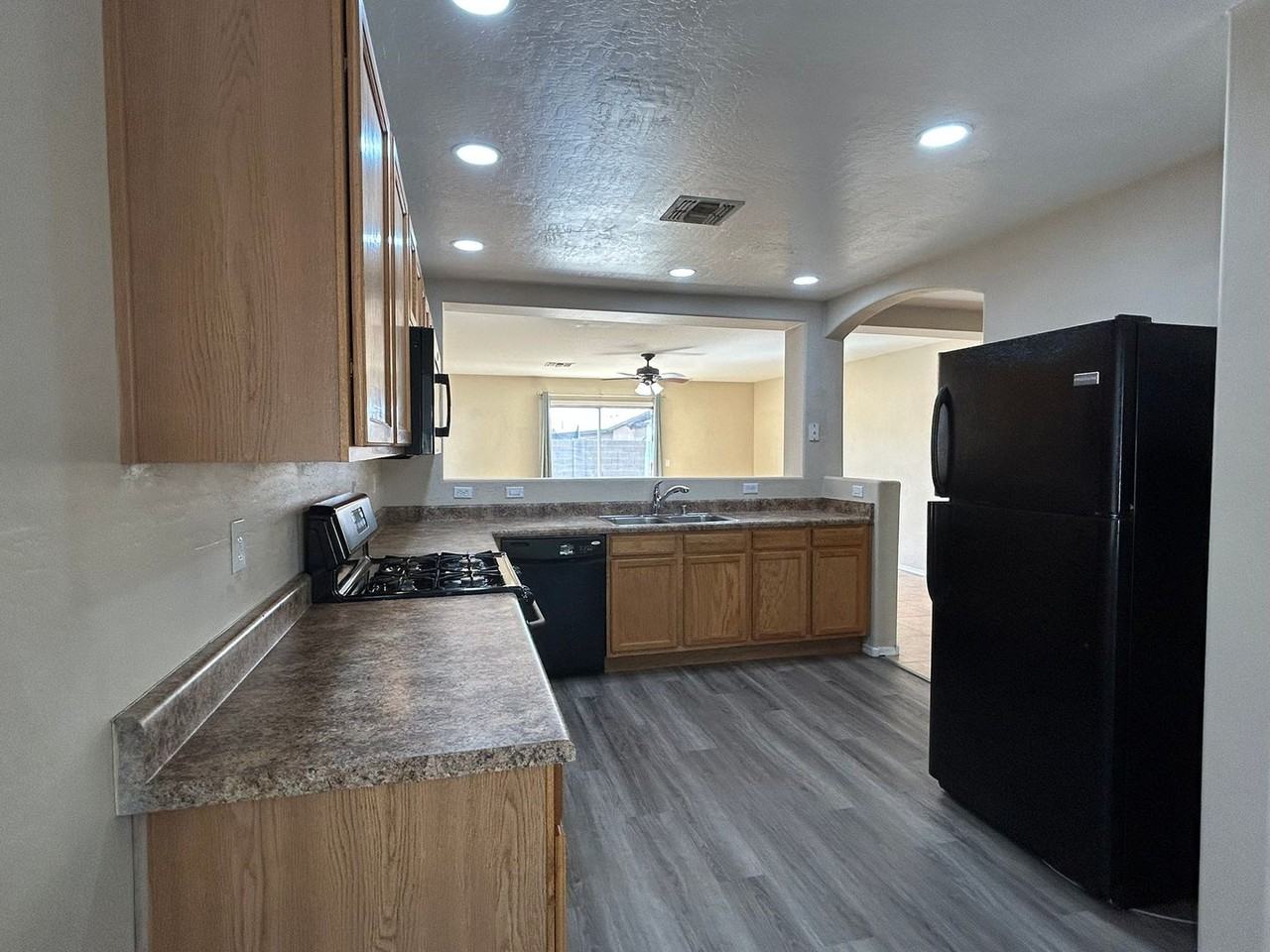 6049 W Wood St - Photo 4 of 13