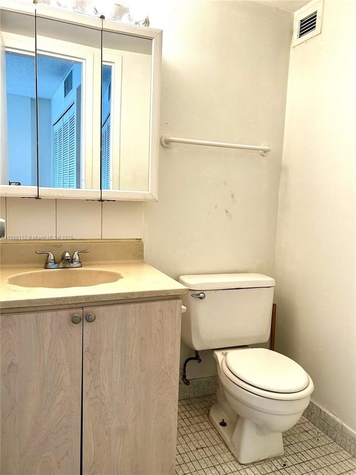 16909 N Bay Rd #103 - Photo 7 of 8