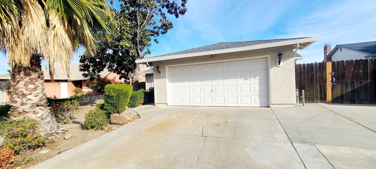 1155 Bedford Way - Photo 2 of 32