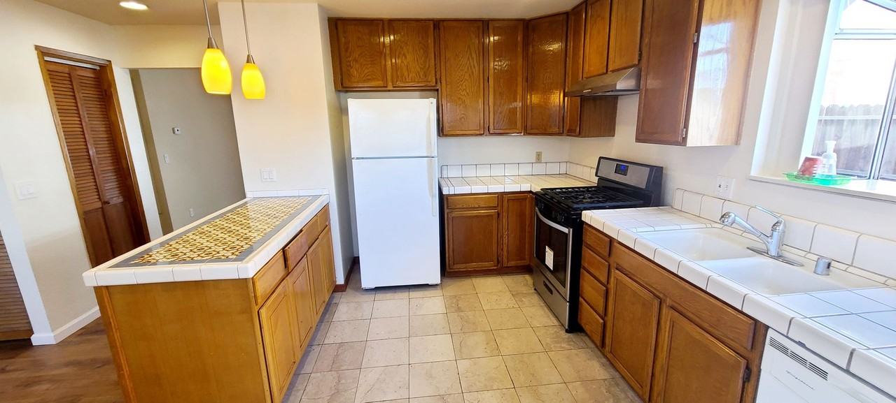 1155 Bedford Way - Photo 7 of 32