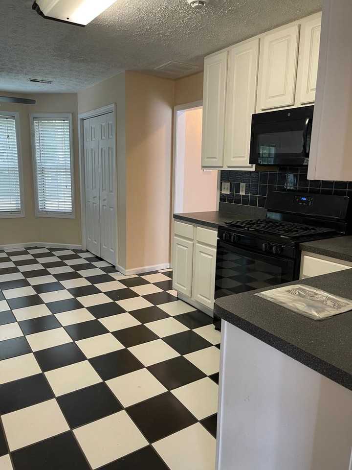 318 Derby Drive - Photo 3 of 15