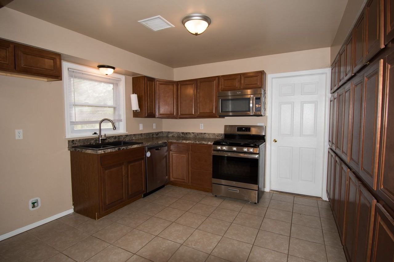 320 E 46th St - Photo 4 of 13