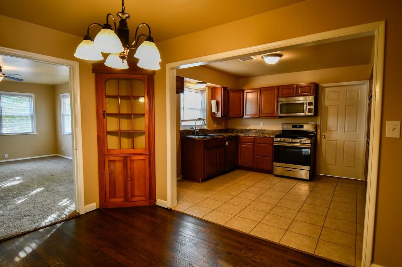 320 E 46th St - Photo 6 of 13