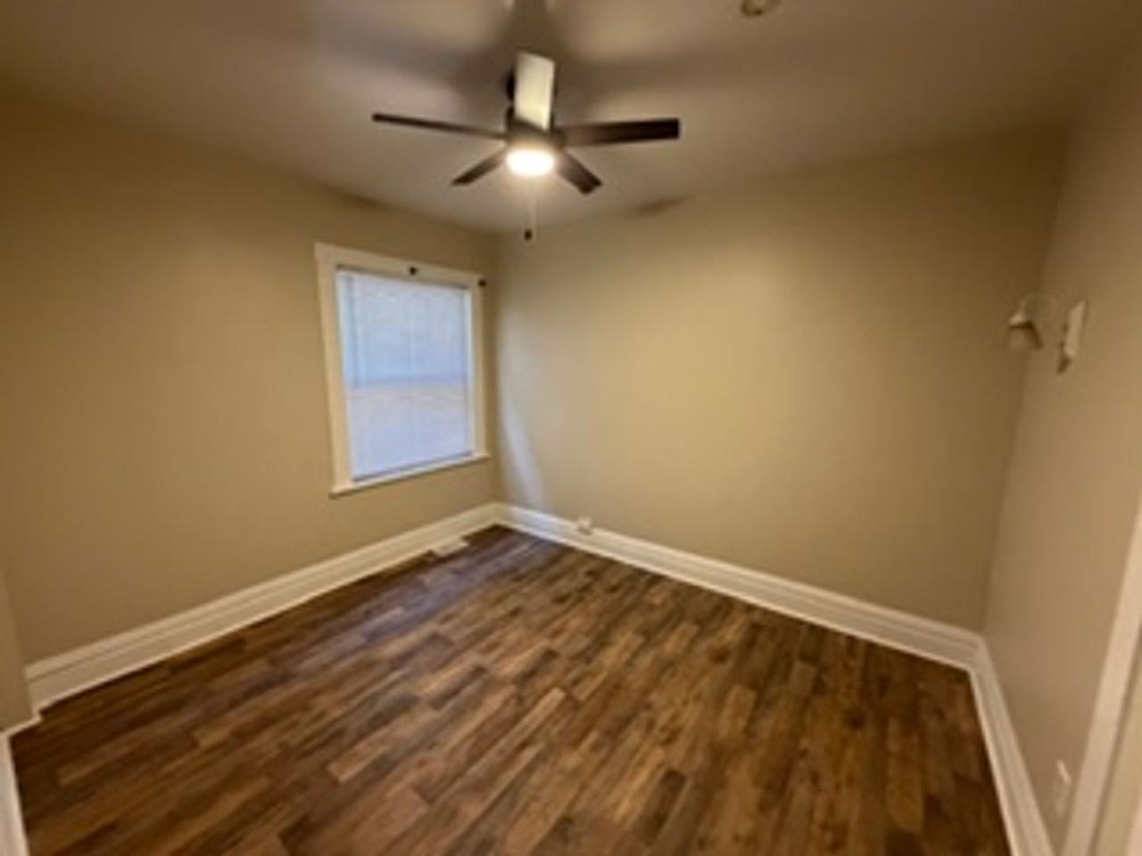 2065 Summit St - Photo 3 of 15