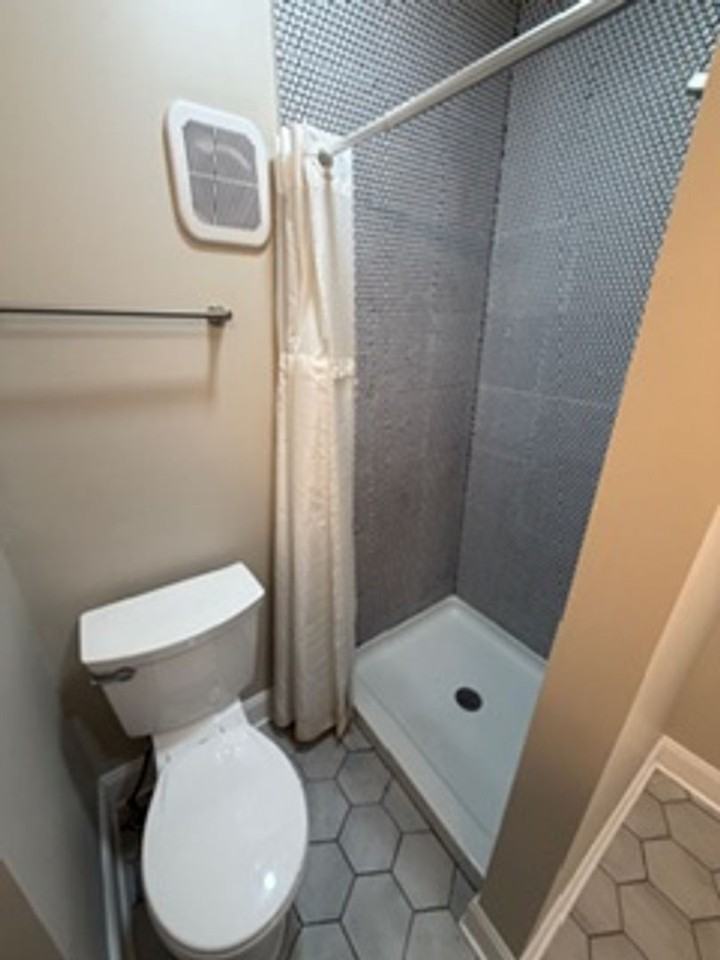 2065 Summit St - Photo 5 of 15