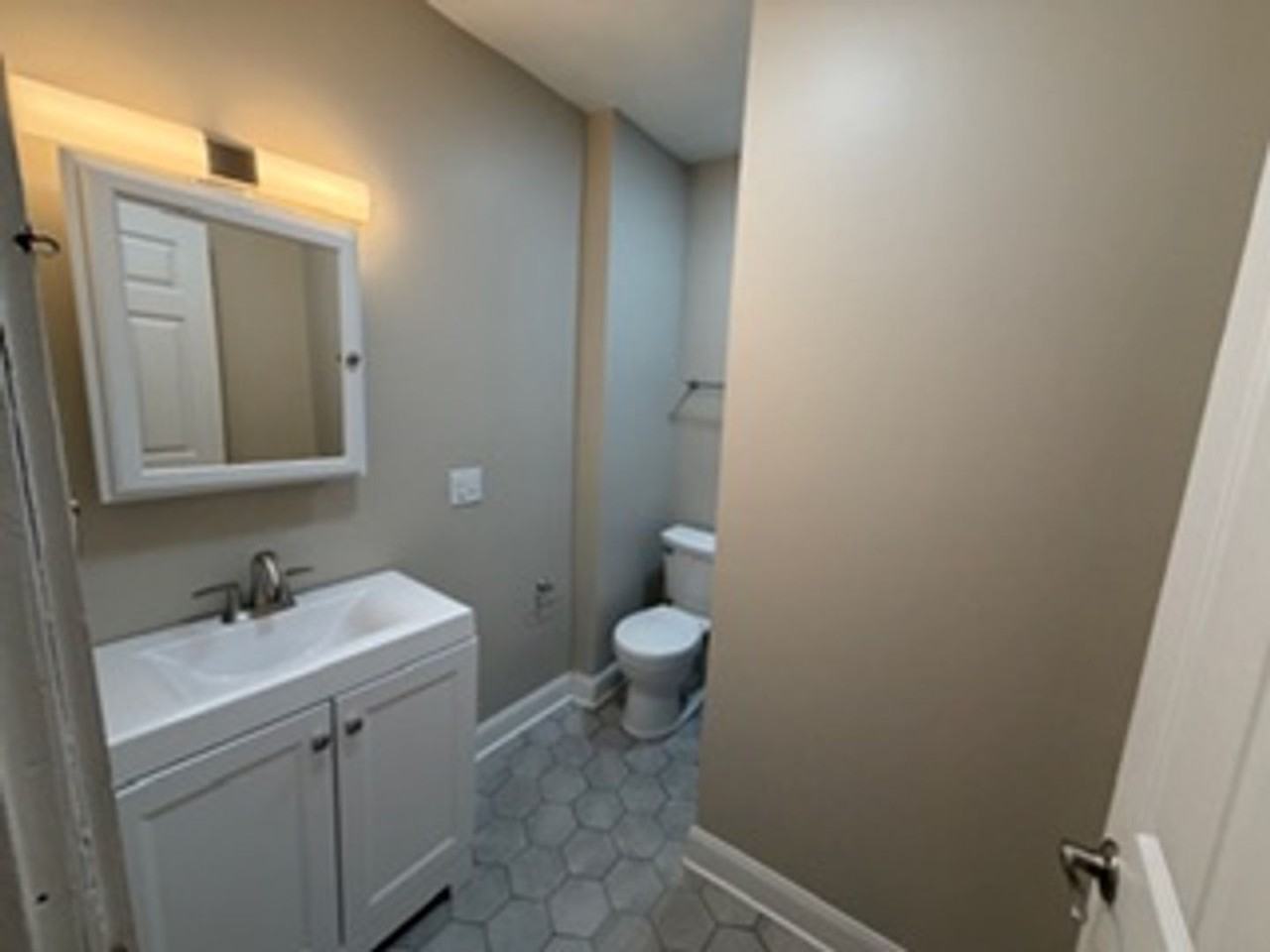 2065 Summit St - Photo 6 of 15