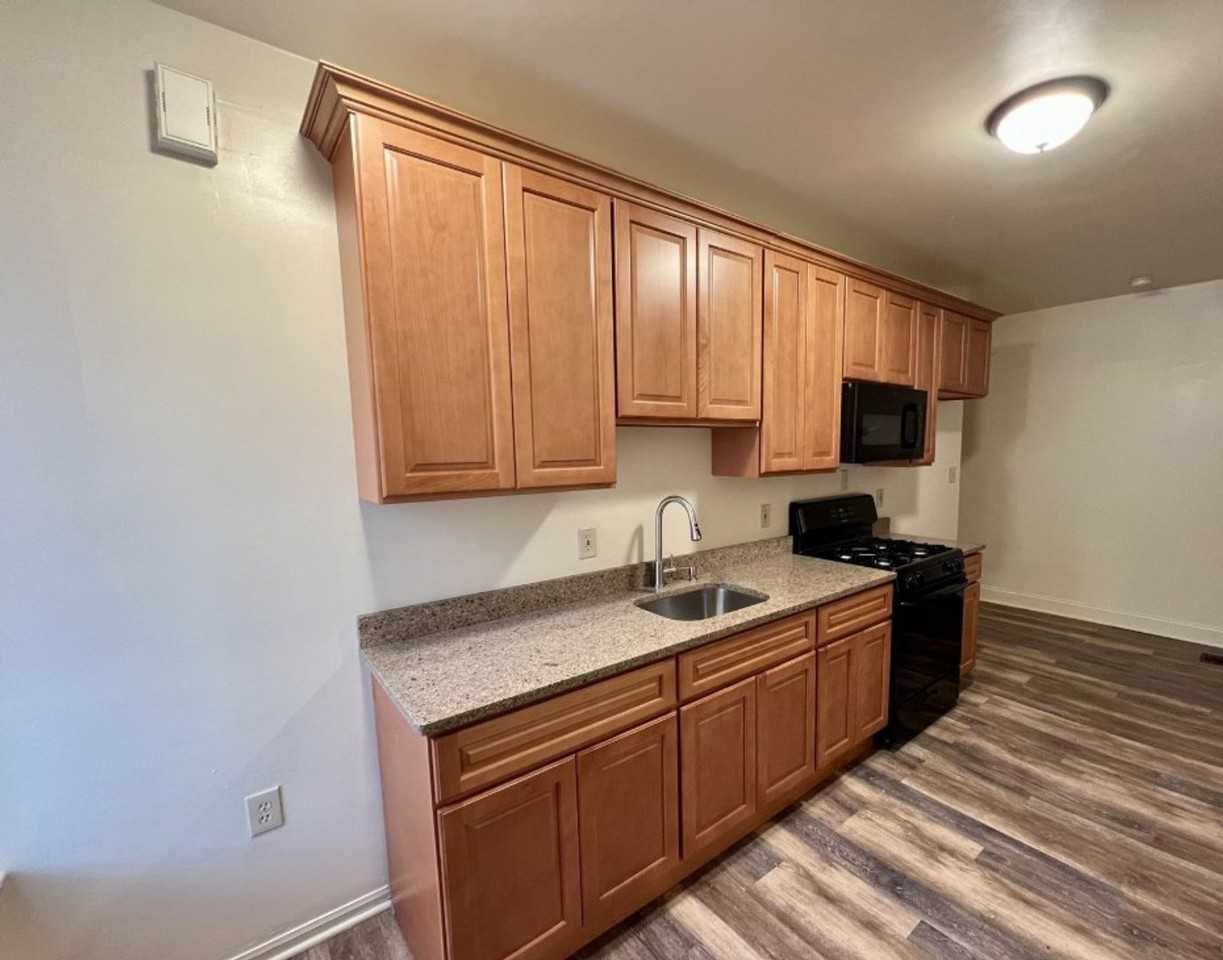 831 W Walnut St - Photo 2 of 6