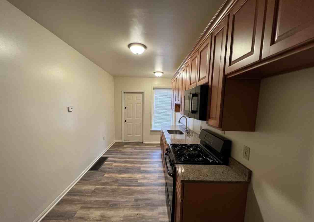 831 W Walnut St - Photo 3 of 6