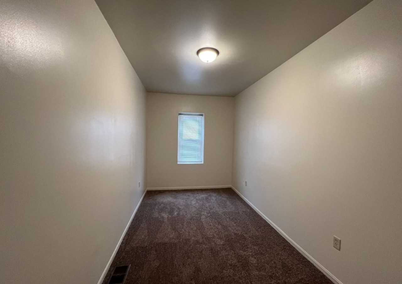 831 W Walnut St - Photo 4 of 6