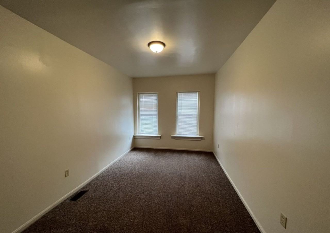 831 W Walnut St - Photo 5 of 6