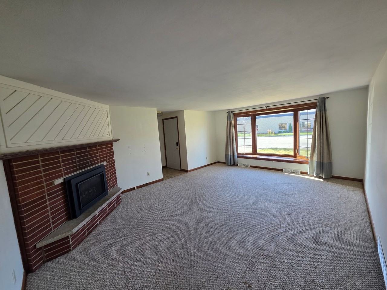 1798 Chateau Dr - Photo 3 of 18