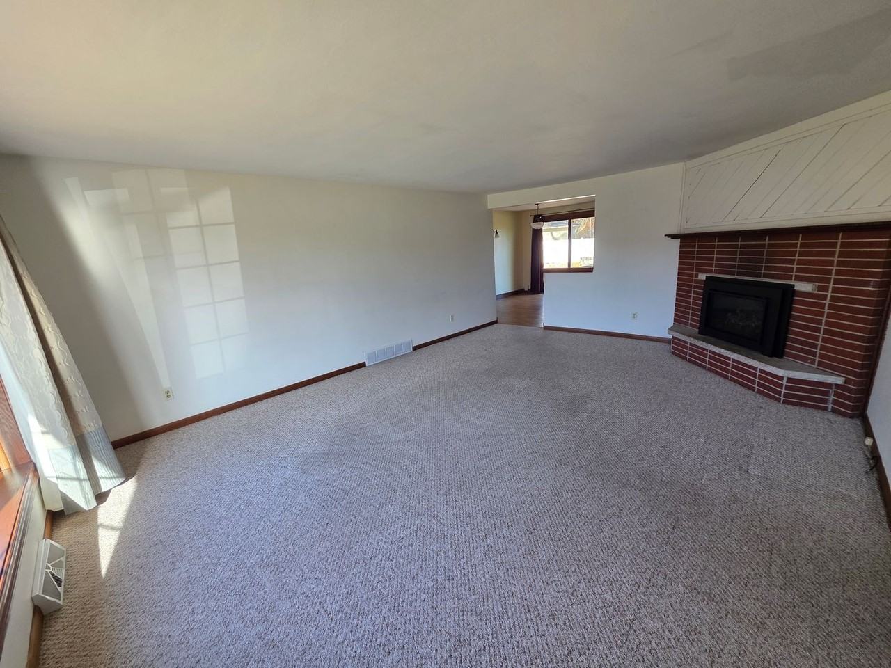 1798 Chateau Dr - Photo 4 of 18