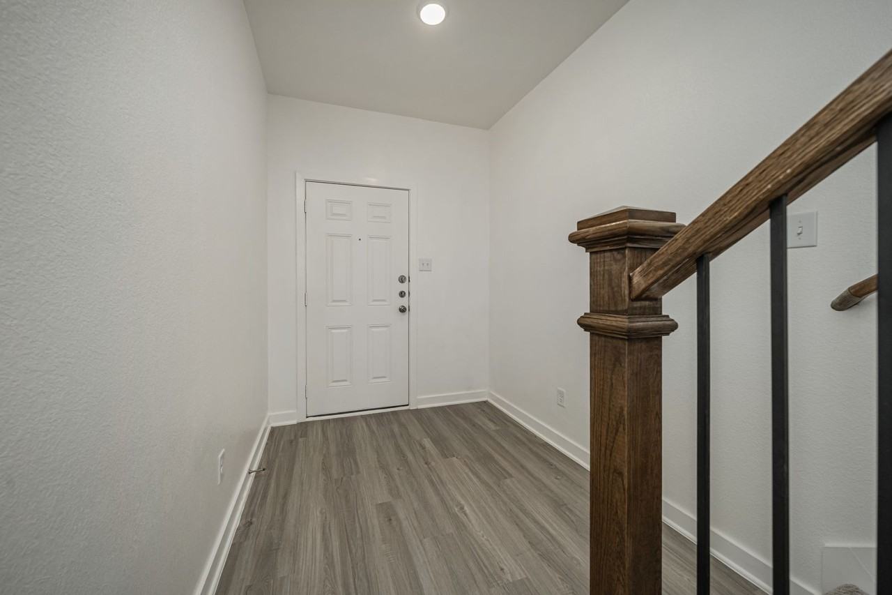 8416 Adelaide Dr - Photo 4 of 43