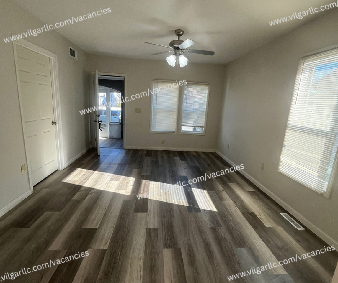 220 N Ashland Ave - Photo 4 of 18