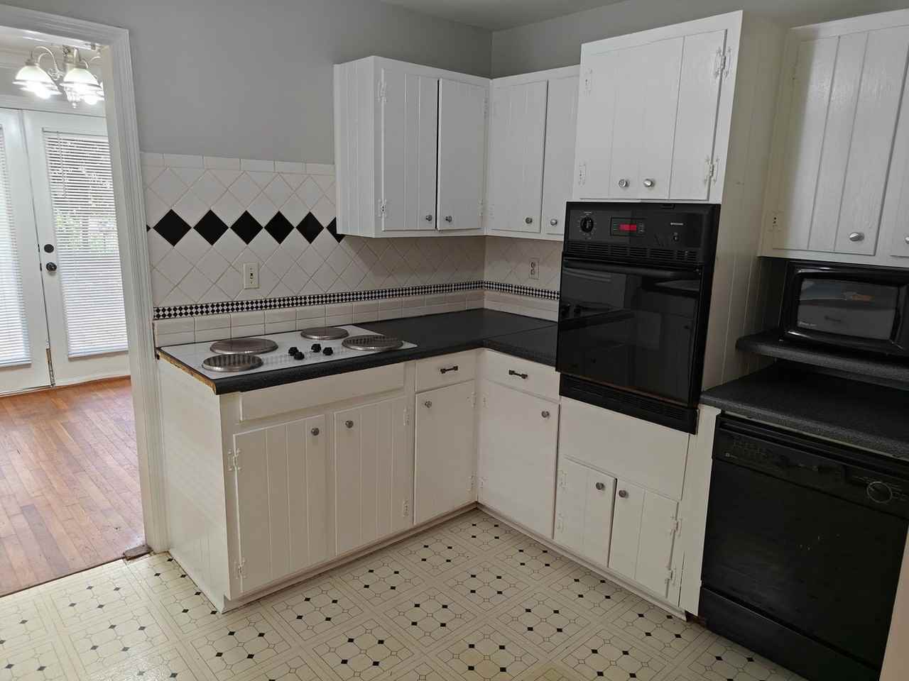 2644 Pineland Avenue - Photo 2 of 14