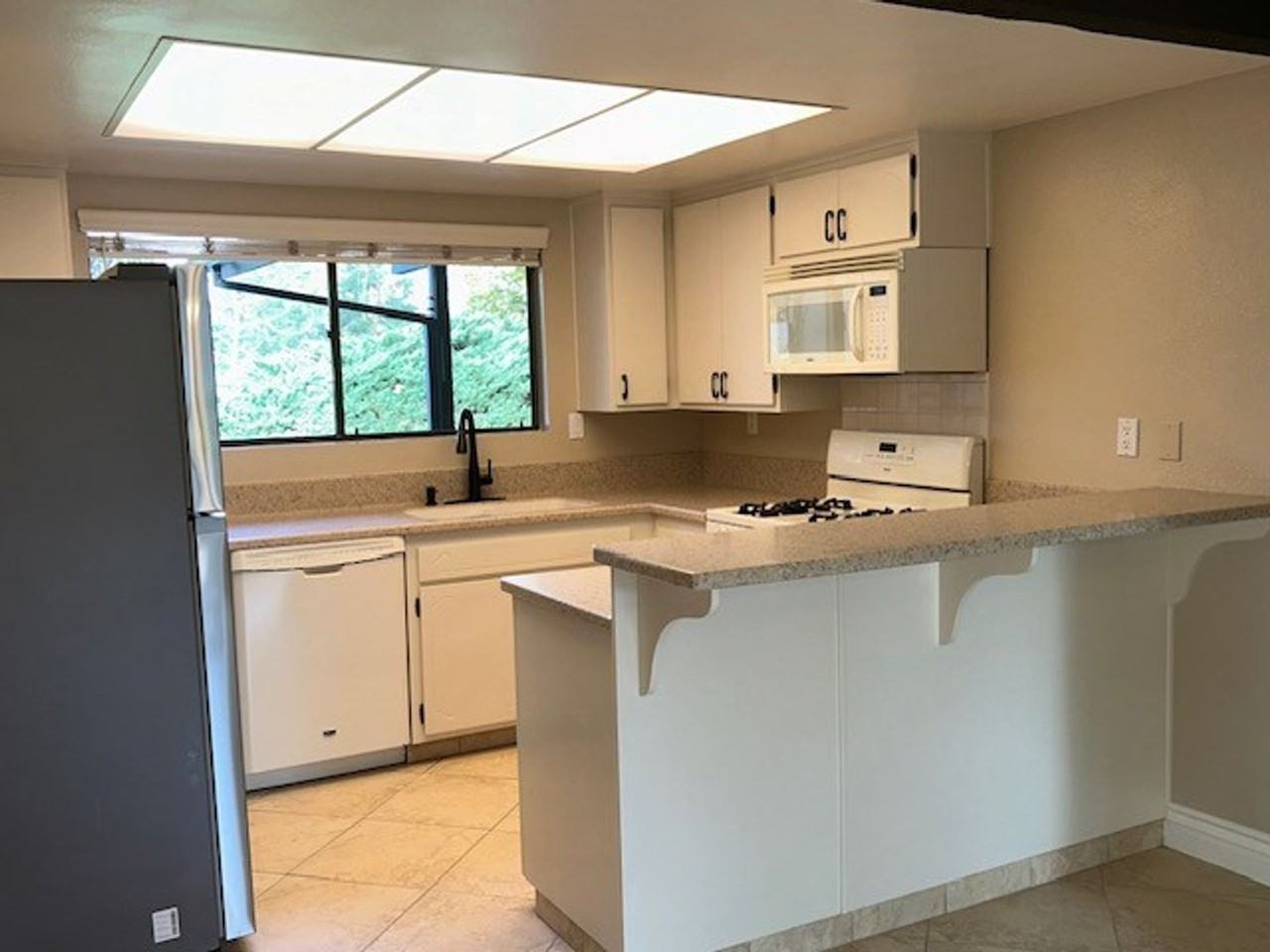 498 Kendale Rd - Photo 4 of 23