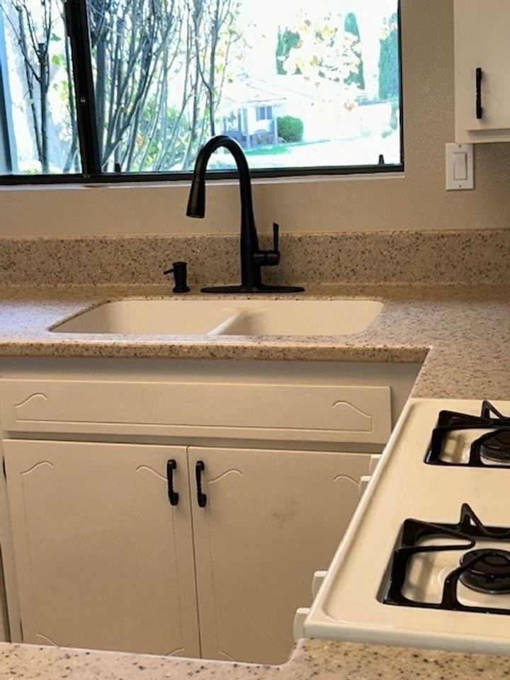 498 Kendale Rd - Photo 5 of 23