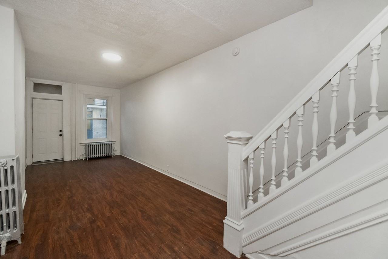 327 1/2 N Lumber St - Photo 4 of 24