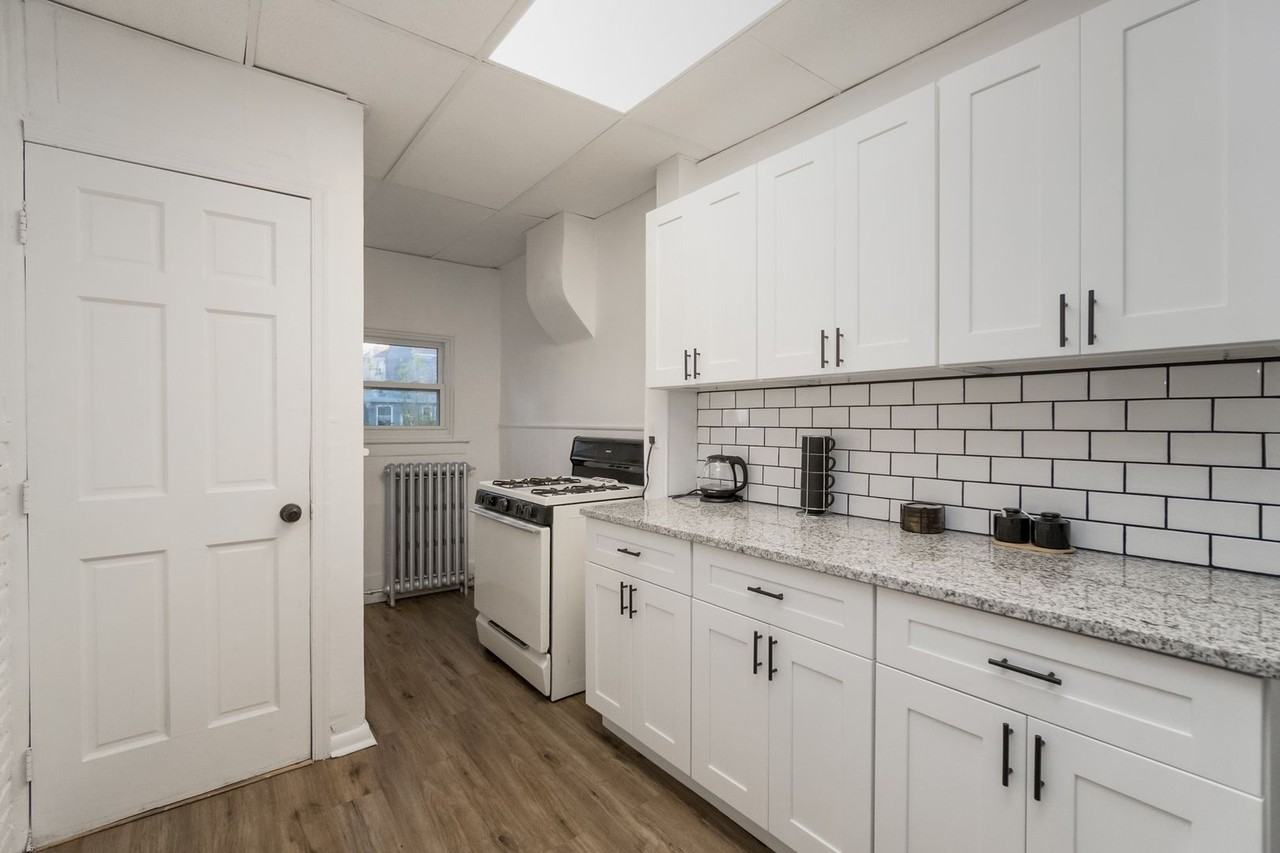 327 1/2 N Lumber St - Photo 5 of 24