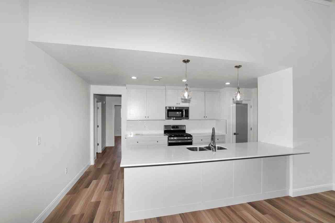 7624 Woodford Ave - Photo 5 of 31