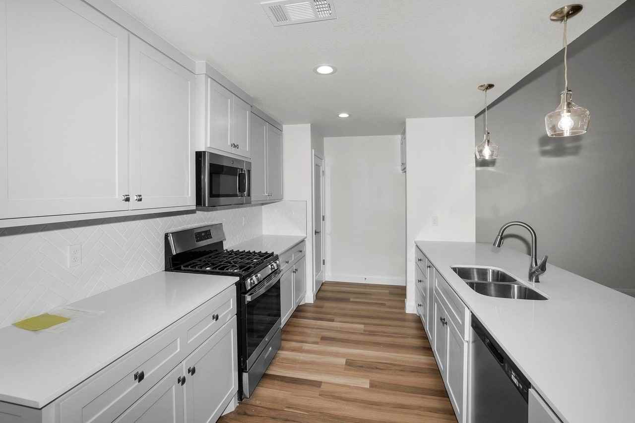 7624 Woodford Ave - Photo 7 of 31