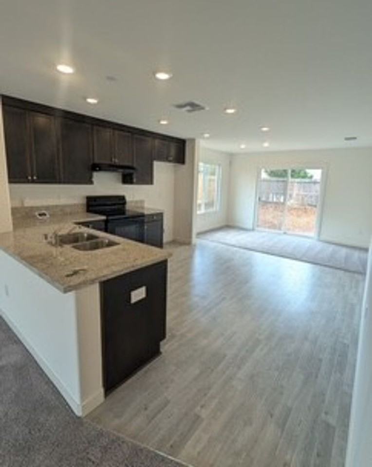 287 Dylan St - Photo 2 of 6