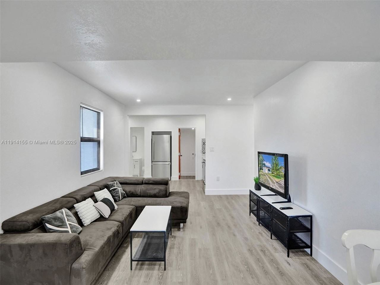 905 Sw 22nd St - Photo 7 of 8