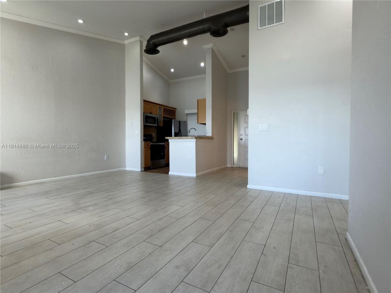 2831 North Oakland Forest Drive #304 - Photo 5 of 8