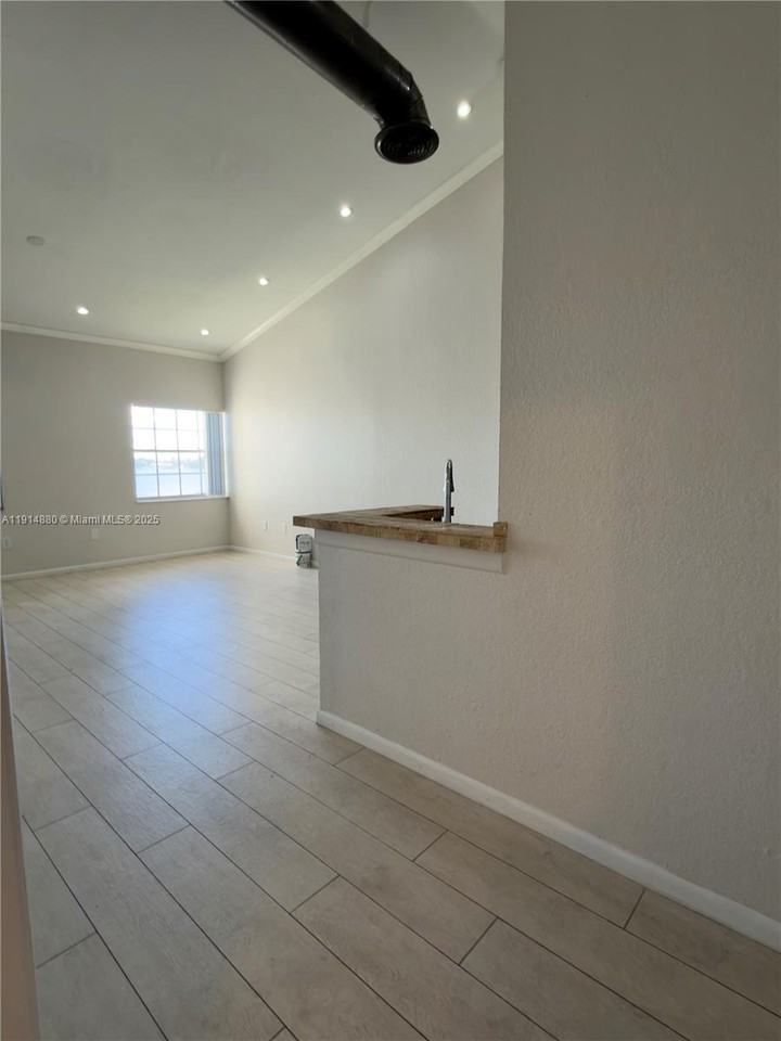 2831 North Oakland Forest Drive #304 - Photo 6 of 8