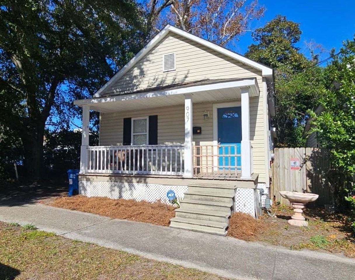 907 Dock St - Photo 2 of 11