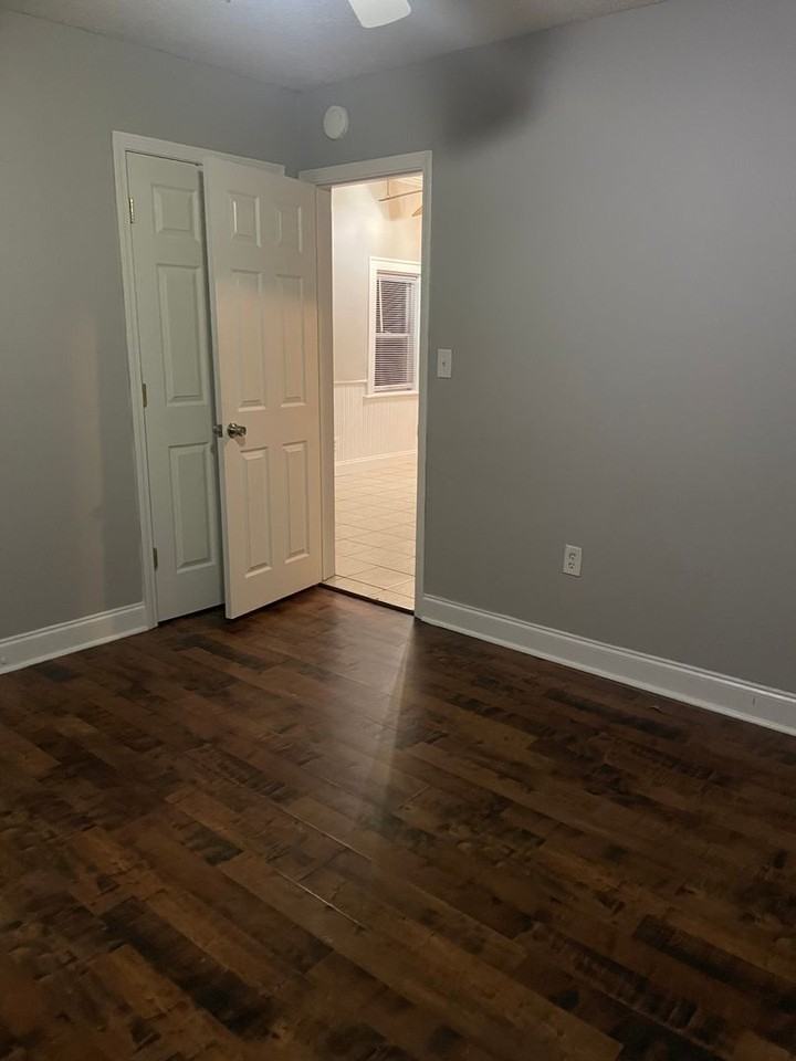 907 Dock St - Photo 3 of 11
