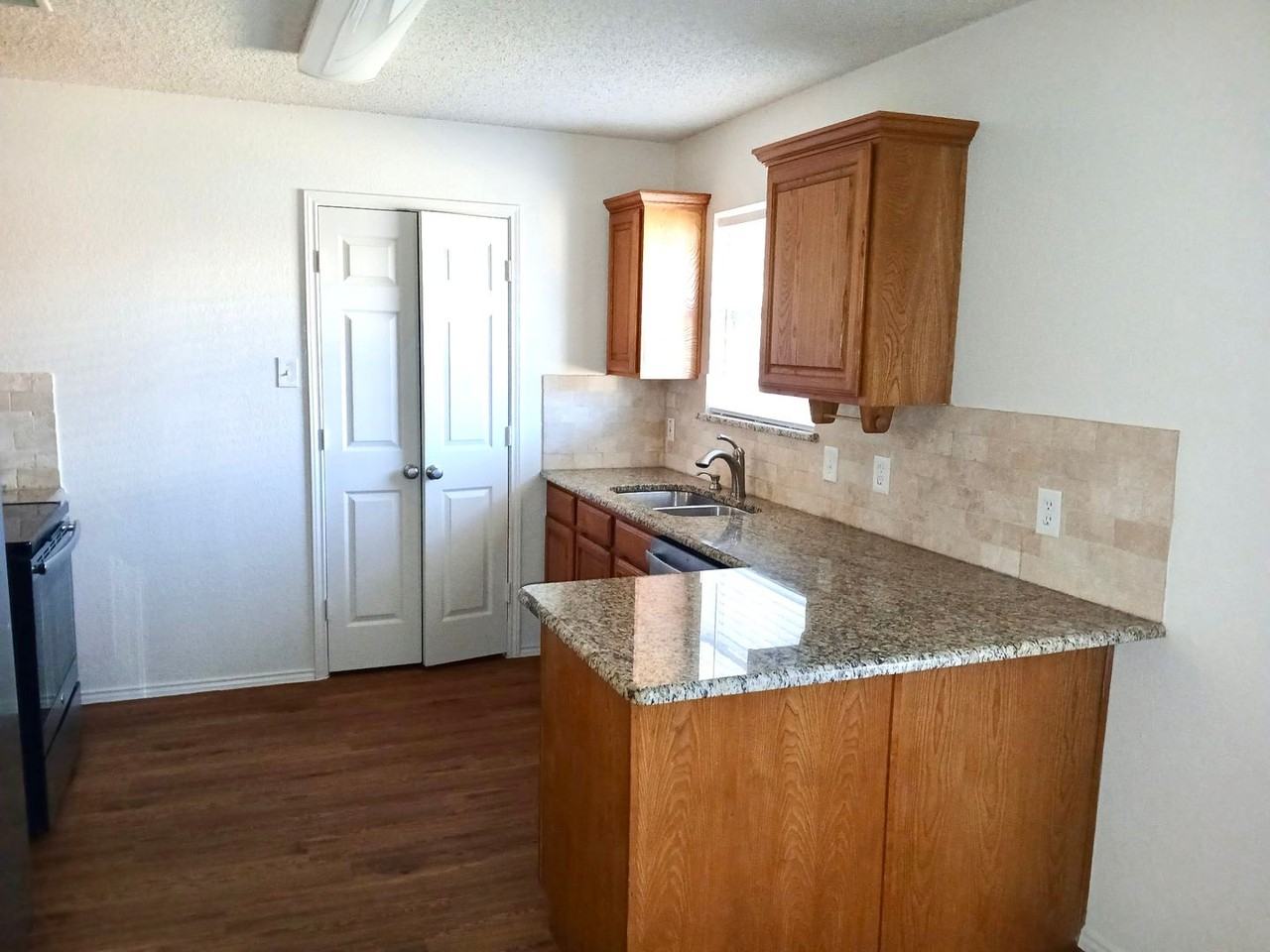 709 Windridge Ln - Photo 7 of 12