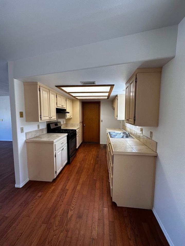 1838 Golden Gate Ave - Photo 4 of 10