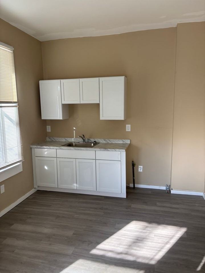 3937 Iowa Avenue - Photo 3 of 9