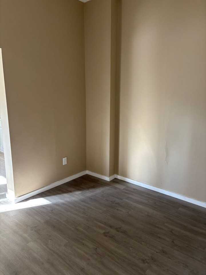 3937 Iowa Avenue - Photo 5 of 9