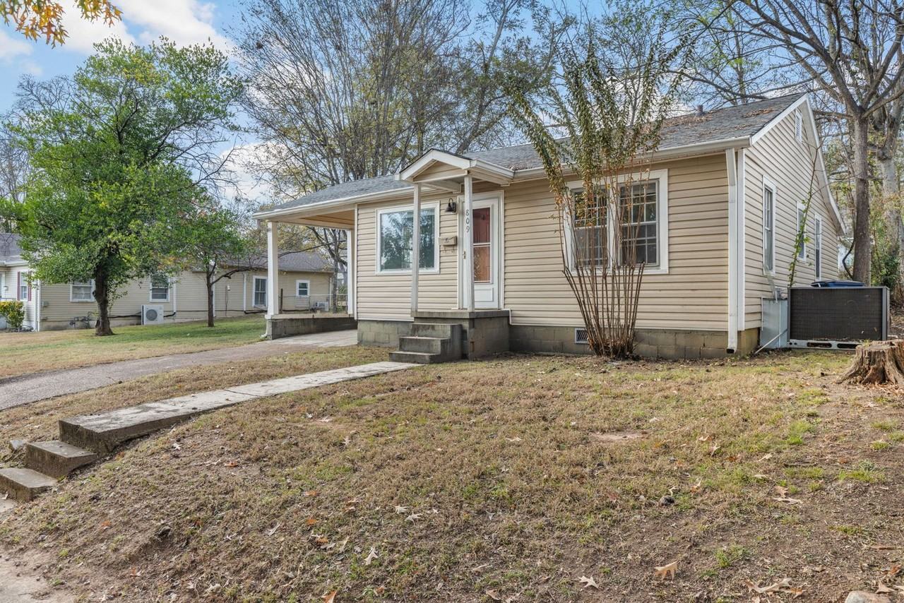 809 E Mobile St - Photo 2 of 19