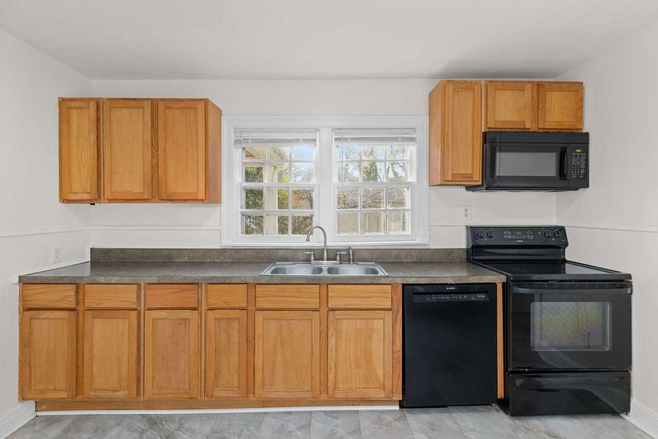 809 E Mobile St - Photo 7 of 19