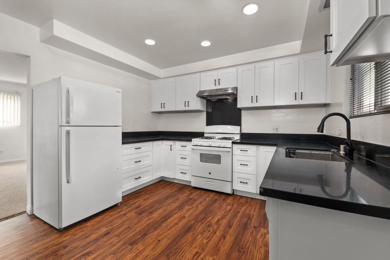 6233 Hobart St - Photo 2 of 22