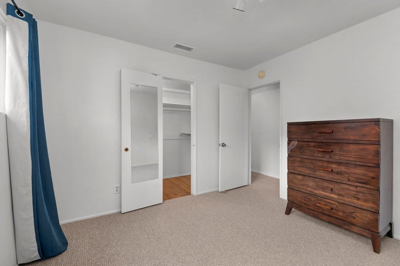 6233 Hobart St - Photo 5 of 22