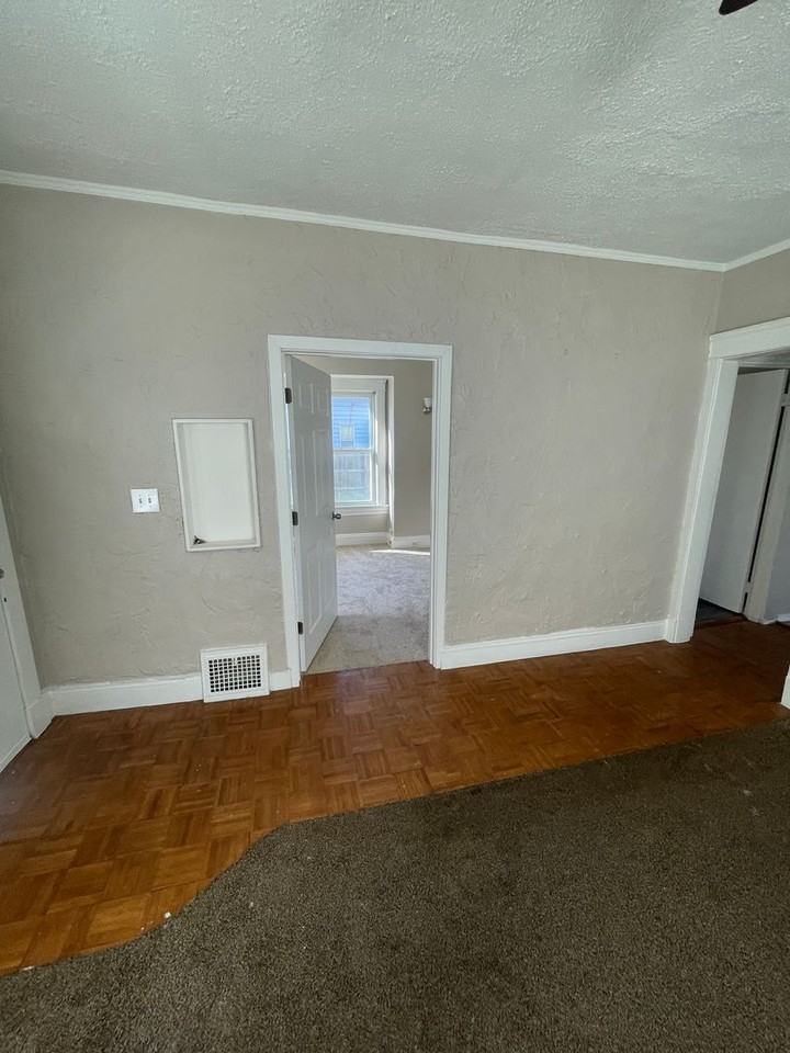 6808 Hague Avenue - Photo 4 of 33